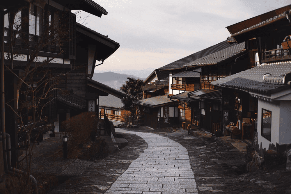 Takayama fully preserves the charm of an old Edo town with traditional wooden houses and tranquil mountain life (Source: Pexels)